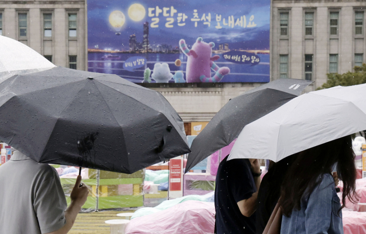 28일은 전국이 가끔 구름 많겠고 출근 시간대 곳곳에 비가 내릴 전망이다. 사진은 지난 25일 시민과 외국인 관광객이 우산을 쓰고 서울 중구 서울도서관 앞을 지나가는 모습./사진=뉴시스