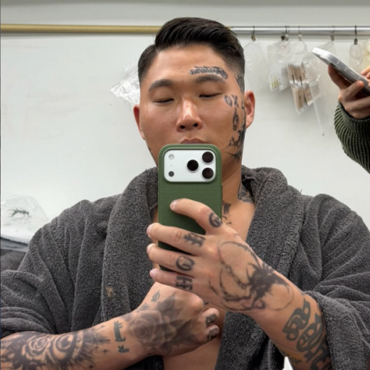배우 활동을 위해 타투를 제거하고 있는 래퍼 스윙스가 영화에서는 온몸에 타투를 새긴 캐릭터를 연기하게 된 아이러니한 상황을 전했다./사진=스윙스 인스타그램