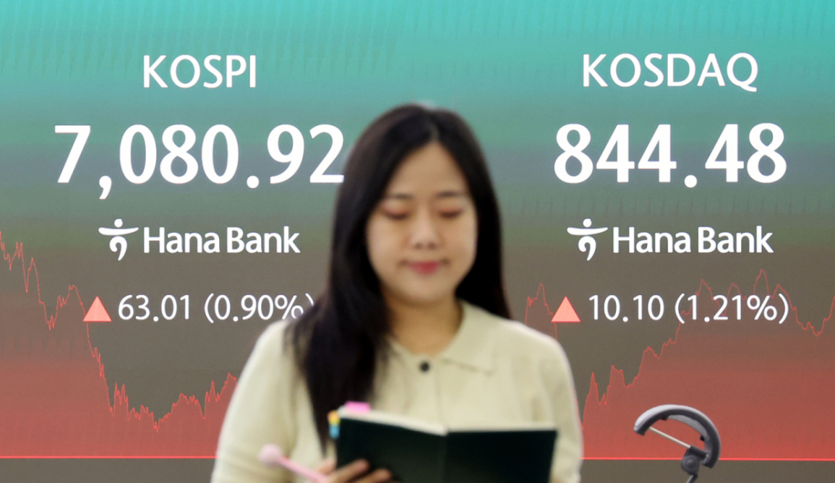 지난 23일 서울 중구 하나은행 본점 딜링룸 전광판에 코스피지수가 표시돼 있다. 이날 코스피지수는 63.01포인트(0.90%) 오른 7080.92에 마감됐다. /사진=뉴시스