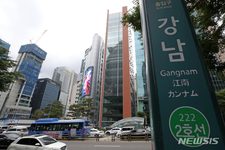 서울 강남구 지하철 2호선 강남역 출입구./사진=뉴시스