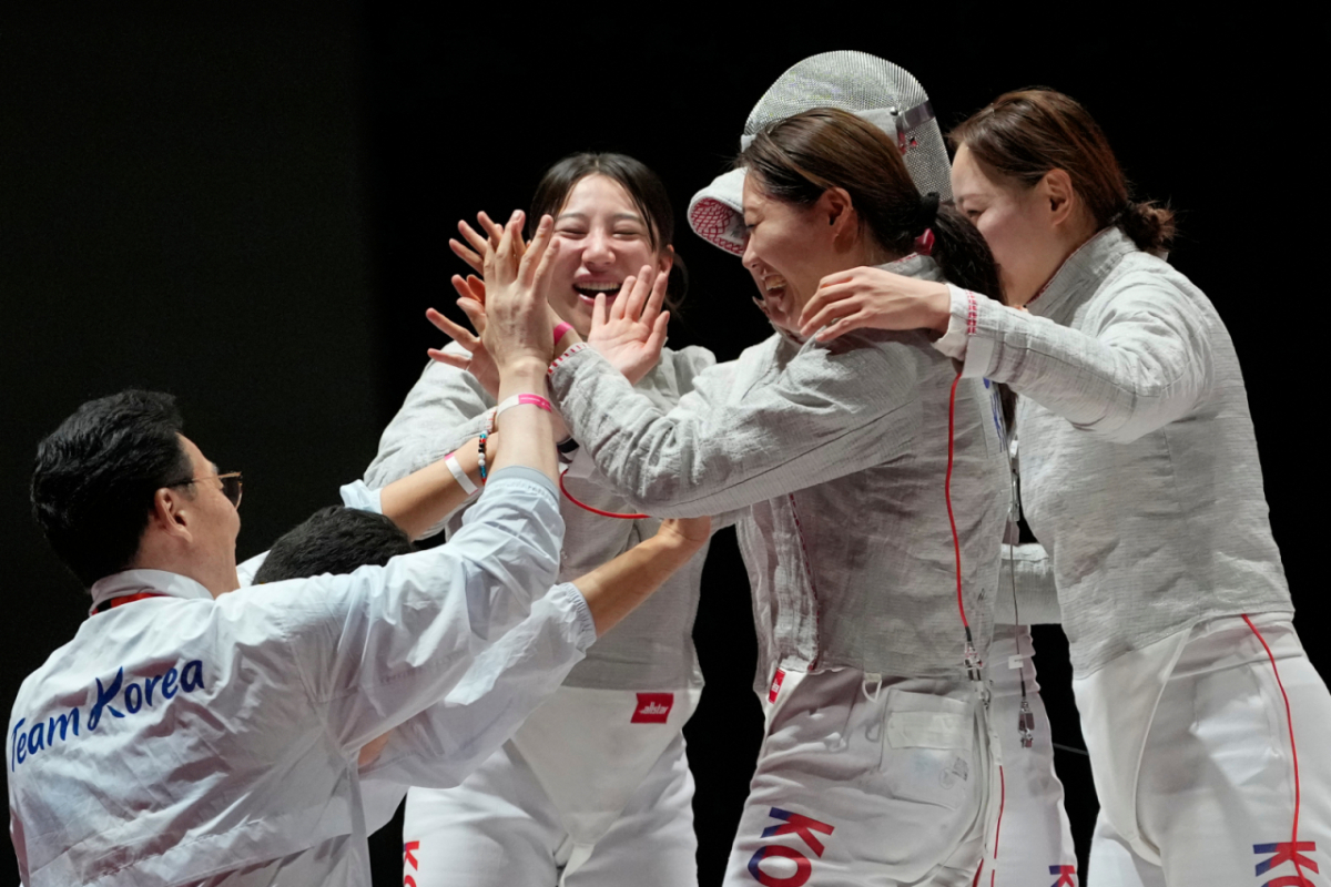 27일 일본 나고야에서 열린 아시안게임 여자 사브르 단체 결승전에서 한국 선수들이 일본을 꺾은 뒤 기뻐하고 있다./사진=AP=뉴시스