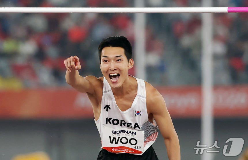 한국 육상 우상혁이 27일 나고야 미즈호공원 육상경기장에서 열린 2026 아이치·나고야 아시안게임 남자 높이뛰기 결선 2차 시기에서 2m22 바를 넘은 뒤 환호하고 있다. /사진=뉴스1 제공