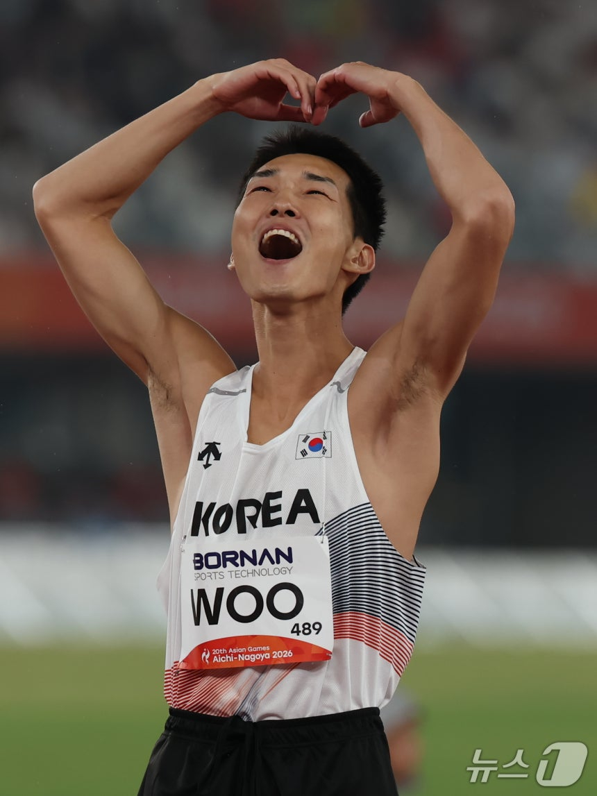 한국 육상 우상혁이 27일 나고야 미즈호공원 육상경기장에서 열린 2026 아이치·나고야 아시안게임 남자 높이뛰기 결선 2차 시기에서 2m22 바를 넘은 뒤 환호하고 있다. /사진=뉴스1 제공