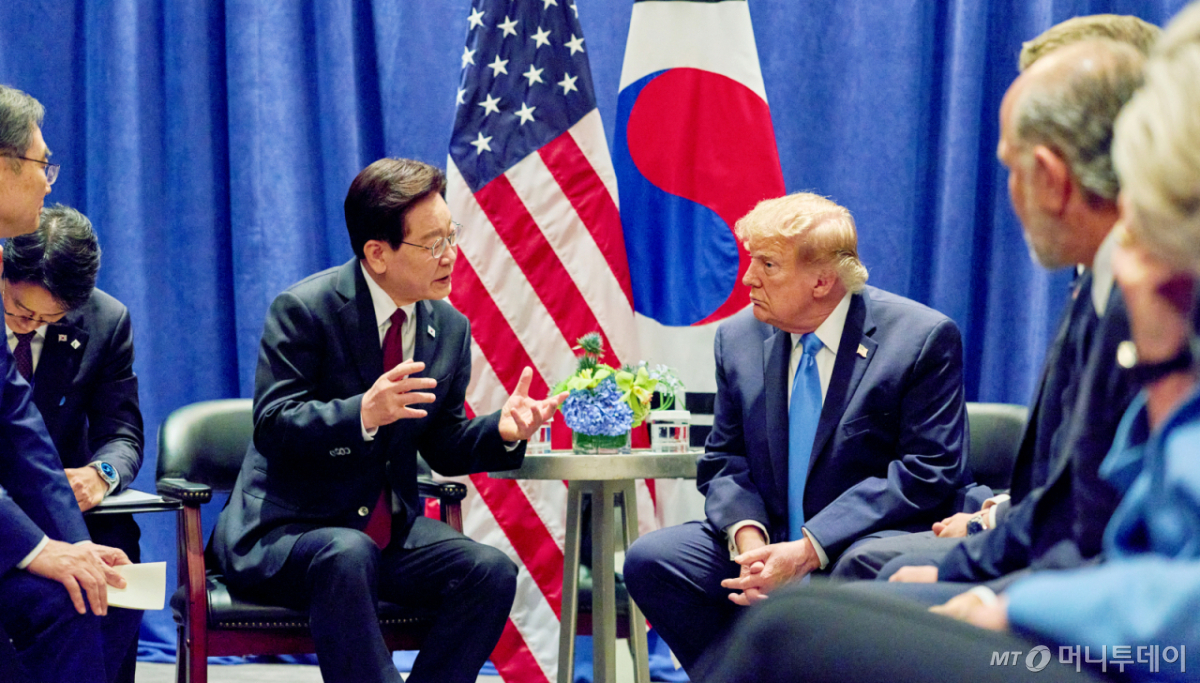 (뉴욕=뉴스1) 허경 기자 = 이재명 대통령과 도널드 트럼프 미국 대통령이 22일(현지시간) 뉴욕 한 호텔에서 유엔(UN) 총회를 계기로 정상회담을 하고 있다. (공동취재) 2026.9.23/뉴스1 Copyright © 뉴스1. All rights reserved. 무단 전재 및 재배포, AI학습 이용 금지. /사진=(뉴욕=뉴스1) 허경 기자