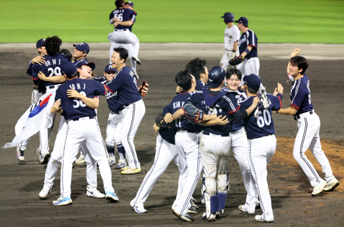27일 일본 아이치현 도요하시 시민구장에서 열린 2026 아이치·나고야 아시안게임 야구 결승전 한국과 일본의 경기, 3-1로 승리하며 금메달을 획득한 한국 선수들이 기뻐하고 있다./사진=뉴시스