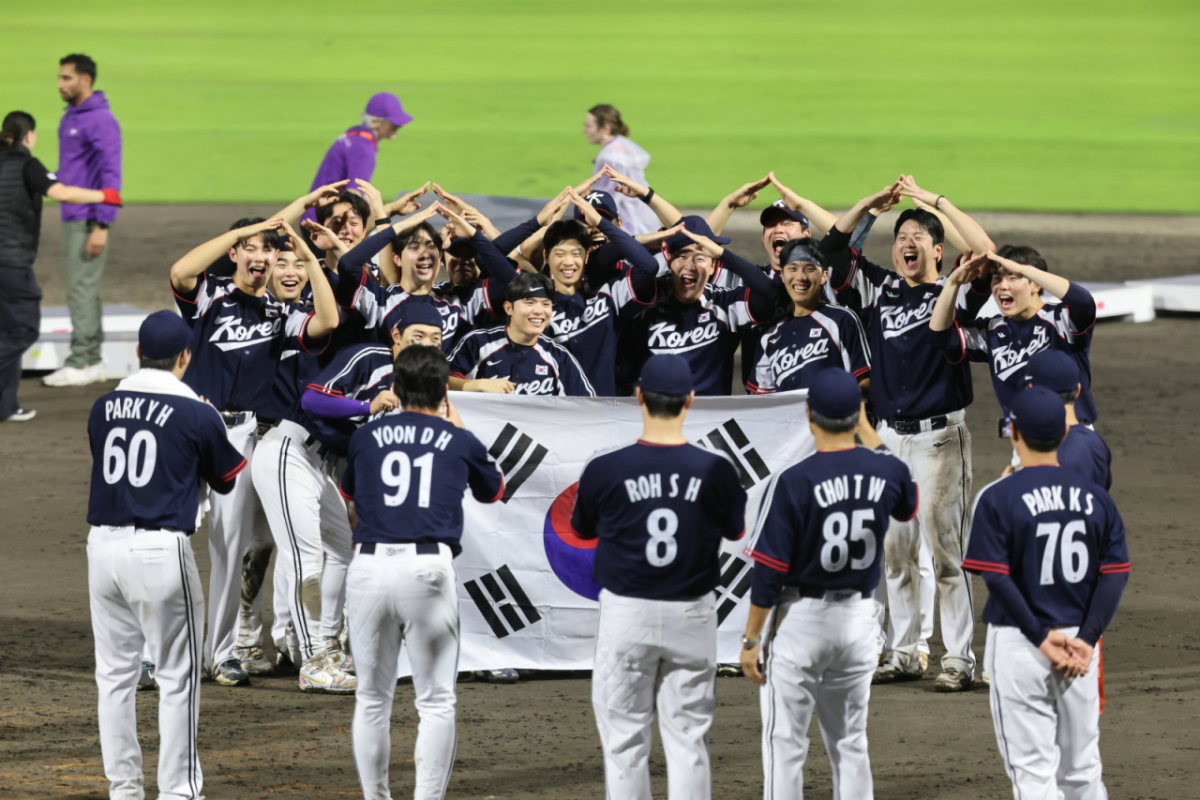 27일 일본 아이치현 도요하시 시민구장에서 열린 2026 아이치·나고야 아시안게임 야구 결승전 대한민국과 일본의 경기에서 3대1 승리한 대한민국 선수들이 금메달을 차지한 뒤 세리머니를 하고 있다./사진=뉴스1
