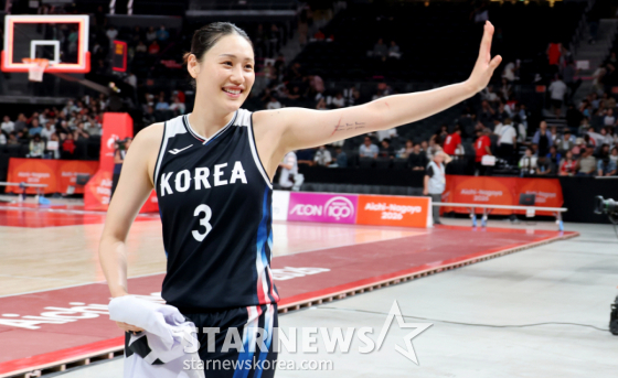 금메달을 따낸 농구 여자대표팀 강이슬이 26일 일본 나고야 IG아레나에서 열린 2026 아이치·나고야 아시안게임 여자농구 대한민국과 일본의 금메달 결정전에서 승리한 후 응원한 팬들에 인사를  하고 있다. /사진=강영조 선임기자