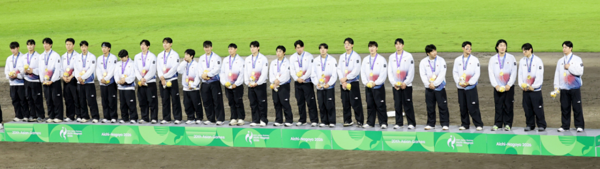 주장 노시환 등 대한민국 야구대표팀 선수들이 27일 일본 아이치현 도요하시 시민구장에서 열린 2026 아이치·나고야 야구 슈퍼라운드 한국과 일본 결승전에서 승리하며 금메달을  수상하고 있다.  2026.09.27.  주장 노시환, 김도영, 곽빈, 김주원, 문보경, 조형우. /사진=강영조 선임기자