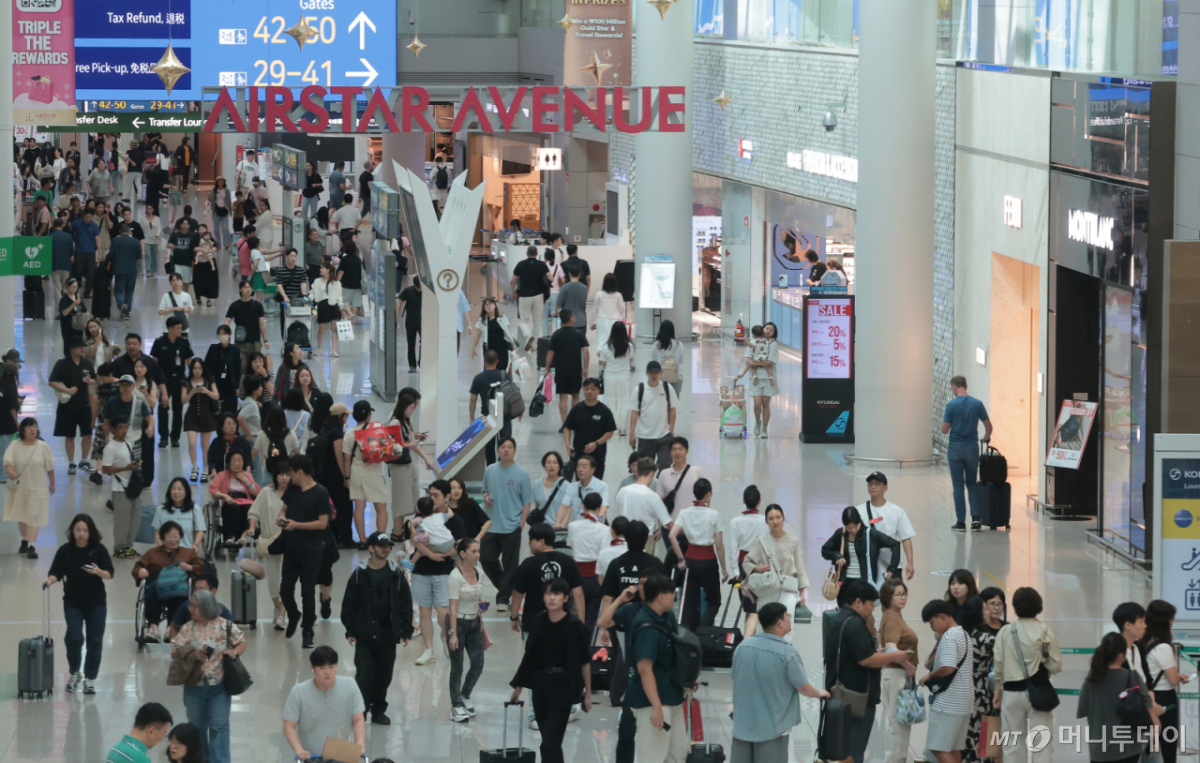 (Incheon Airport = NEWS1) Reporter Kwon Hyeon-jin = Incheon International Airport has risen to the world's number one spot in international passenger traffic for the first half of this year. It is the first time since its opening in 2001 that it has surpassed London Heathrow Airport and Singapore Changi Airport. International passengers in the first half numbered 38.39 million, outpacing Heathrow (37.79 million) and Changi (34.53 million). The photo shows the duty-free shops at Incheon International Airport's departure area on the 14th. August 14, 2026 / NEWS1 Copyright © NEWS1. All rights reserved. Unauthorized reproduction, redistribution, and use for AI learning are prohibited. /Photo= NEWS1) Reporter Kwon Hyeon-jin