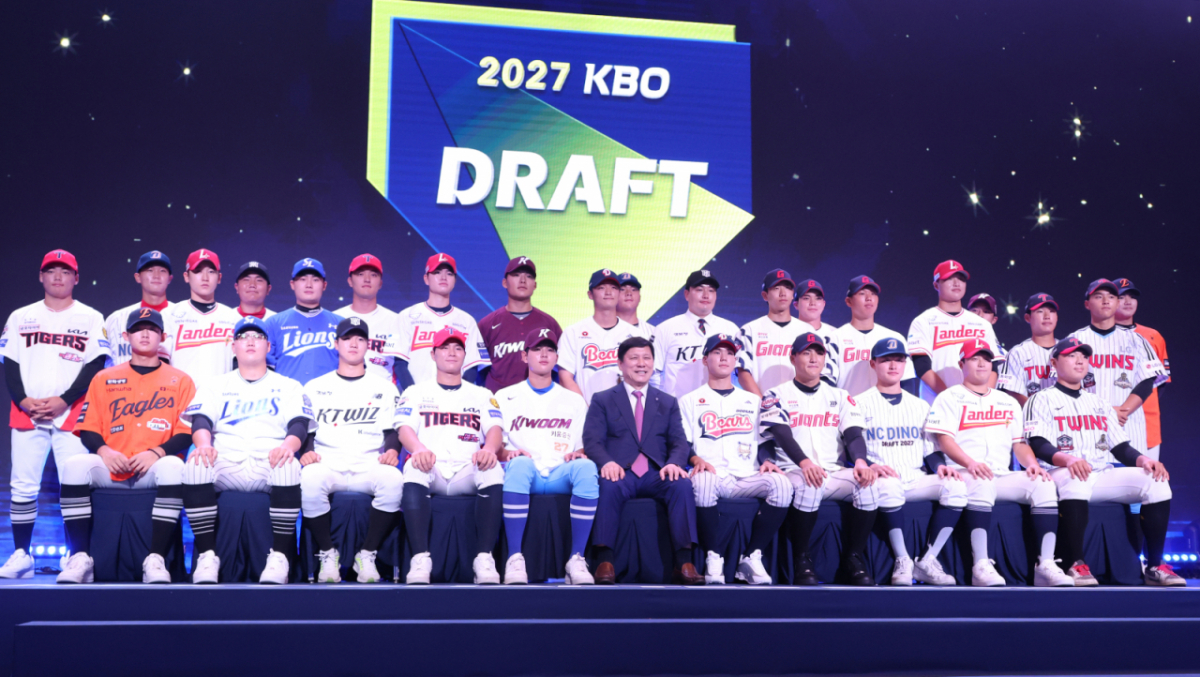 '2027 KBO 신인 드래프트'가 21일 서울 송파구 롯데호텔 월드 크리스탈볼룸에서 열렸다. 하현승을 비롯한 신인 선수들이 허구연 총재와 기념촬영을 하고 있다. 올해 신인드래프트에는 최근 들어 가장 많은 22명의 대학 선수가 프로 지명을 받는 데 성공했다. /사진=김진경 대기자