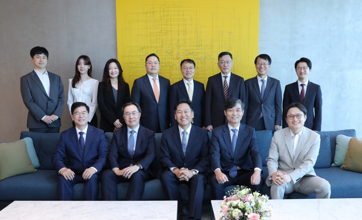 메가프로젝트 전략지원센터 구성원들이 단체사진을 촬영하고 있다./사진제공=법무법인 율촌