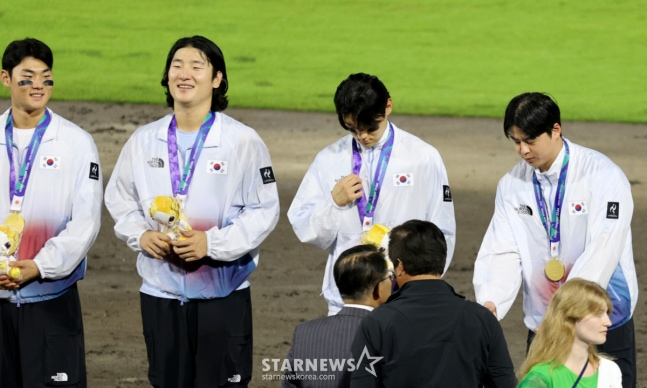한국 야구 대표팀의 김주원(왼쪽부터) 곽빈 김도영 노시환이 27일 시상식에서 금메달을 받고 있다. /사진=강영조 선임기자