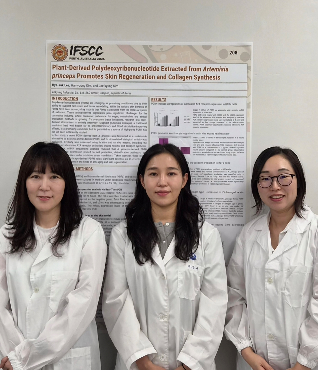 애경산업은 9월 28일부터 10월 1일까지 호주에서 열리는 ‘2026 세계화장품학회(IFSCC Congress)’에서 화장품 소재 및 처방 기술과 관련된 연구성과 3건을 포스터 발표한다. 주요 연구성과인 ‘독자 식물성 PDRN 소재 발굴 연구’ 포스터 앞에서 애경산업 화장품연구부문 뷰티융합연구팀 이혜숙 연구원(왼쪽에서 첫 번째)과 서상아 연구원(왼쪽에서 두 번째), 스킨케어연구팀 곽윤희 연구원(왼쪽에서 세 번째) 등이 기념촬영을 하고 있다./사진제공=애경산업.