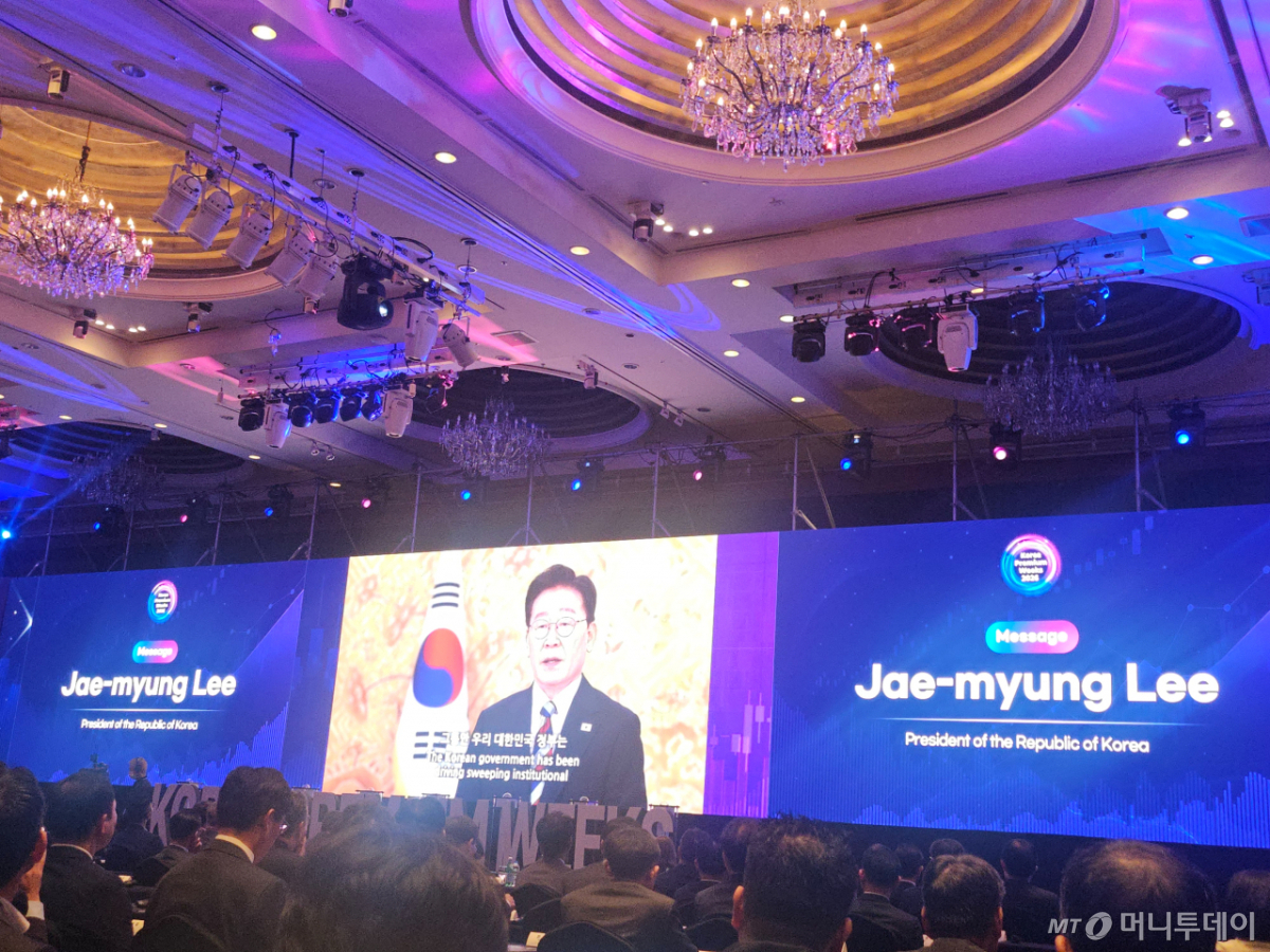 9월 28일 서울 중구 더그랜드롯데 서울 크리스탈볼룸에서 열린 Korea Premium Weeks 2026 개막식에서 이재명 대통령의 축하 영상이 상영되고 있다. 사진=김나경기자