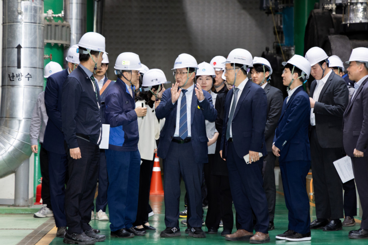 김성환 기후에너지환경부 장관이 6일 서울 강남구 탄천 하수처리시설을 찾아 하수열 현황 및 지역난방으로의 하수열 공급 상황을 점검하고 활용 방안을 논의하고 있다. (기후에너지환경부 제공. 재판매 및 DB 금지) 2026.5.6/뉴스1 Copyright © 뉴스1. All rights reserved. 무단 전재 및 재배포, AI학습 이용 금지. /사진=(서울=뉴스1)