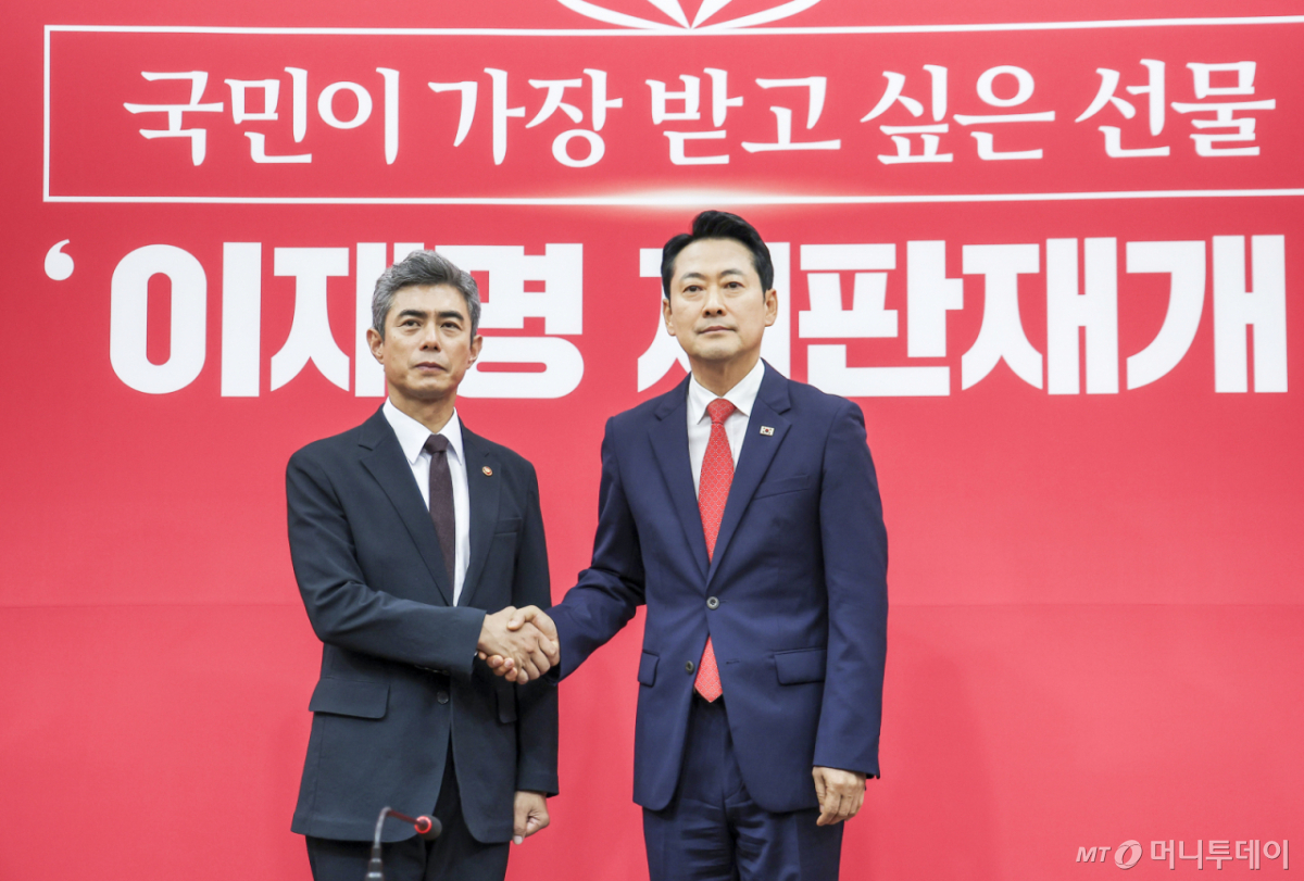 [서울=뉴시스] 정병혁 기자 = 장동혁 국민의힘 대표가 28일 서울 여의도 국회에서 강신철 국방부 장관과 만나 기념촬영을 하고 있다. 2026.09.28. jhope@newsis.com /사진=정병혁