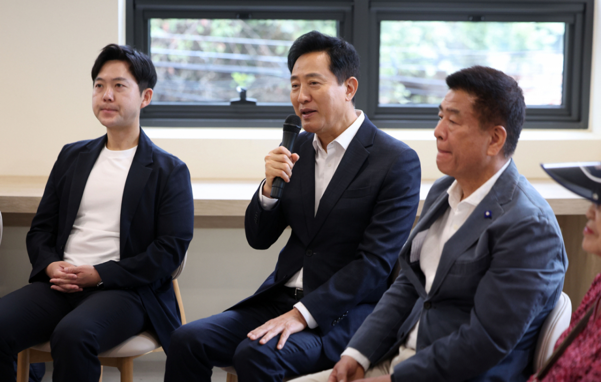 오세훈 서울시장이 28일 서울 광진구 구의동 소재 모아주택 1호 사업지 강변역 센트럴 아이파크 아파트를 방문해 단지 주민들과 간담회를 하고 있다. /사진=뉴시스