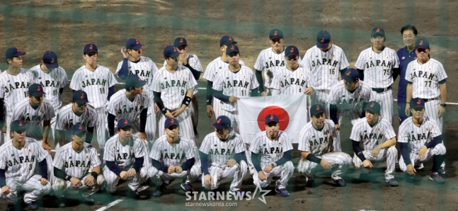 일본 야구 대표팀 선수들이 27일 한국과 결승전에서 패한 후 기념촬영을 하고 있다. /사진=강영조 선임기자