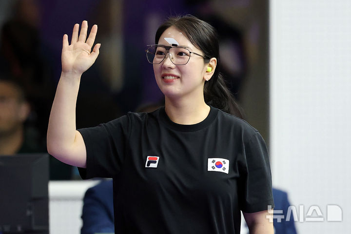 봉서린이 28일 오후(현지 시간) 일본 도요타시 아이치현 종합사격장에서 열린 2026 아이치·나고야 아시안게임 사격 여자 25m 권총 결선 경기에서 인사하고 있다. /사진=뉴시스