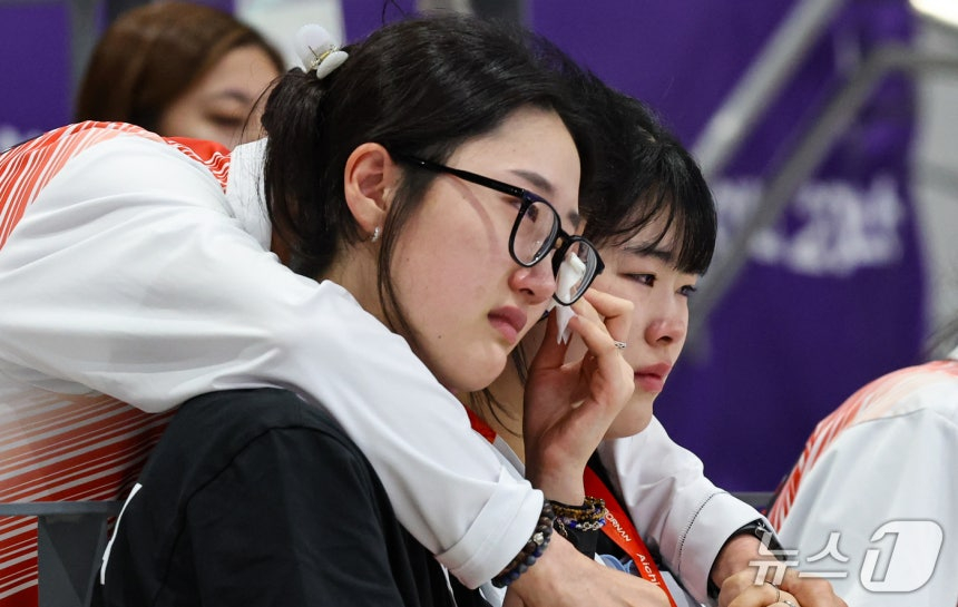 대한민국 양지인과 오예진이 28일 일본 도요타시 아이치현 종합사격장에서 열린 2026 아이치·나고야 아시안게임 사격 여자 25m 권총 예선에서 탈락해 아쉬워하고 있다. /사진=뉴스1