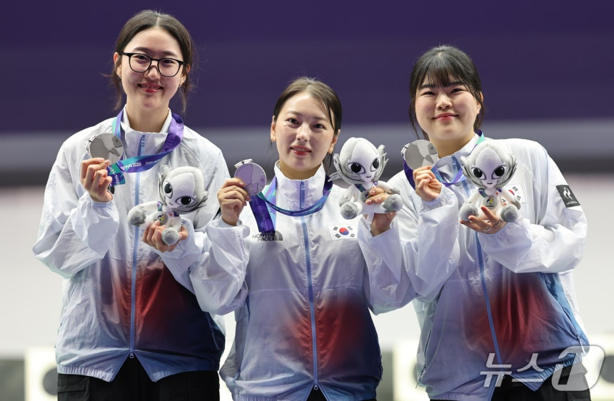 대한민국 양지인(왼쪽부터), 봉서린, 오예진이 28일 일본 도요타시 아이치현 종합사격장에서 열린 2026 아이치·나고야 아시안게임 사격 여자 25m 권총 단체전 시상식에서 은메달을 목에 걸고 기뻐하고 있다. /사진=뉴스1