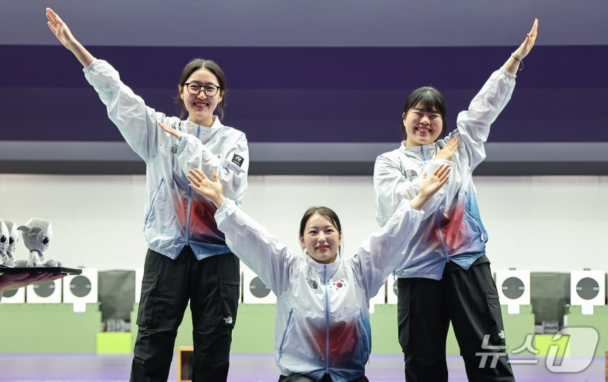 대한민국 양지인(왼쪽부터), 봉서린, 오예진이 28일 일본 도요타시 아이치현 종합사격장에서 열린 2026 아이치·나고야 아시안게임 사격 여자 25m 권총 단체전에서 은메달을 차지 후 시상식에서 시상대에 오르며 세레머니를 하고 있다. /사진=뉴스1