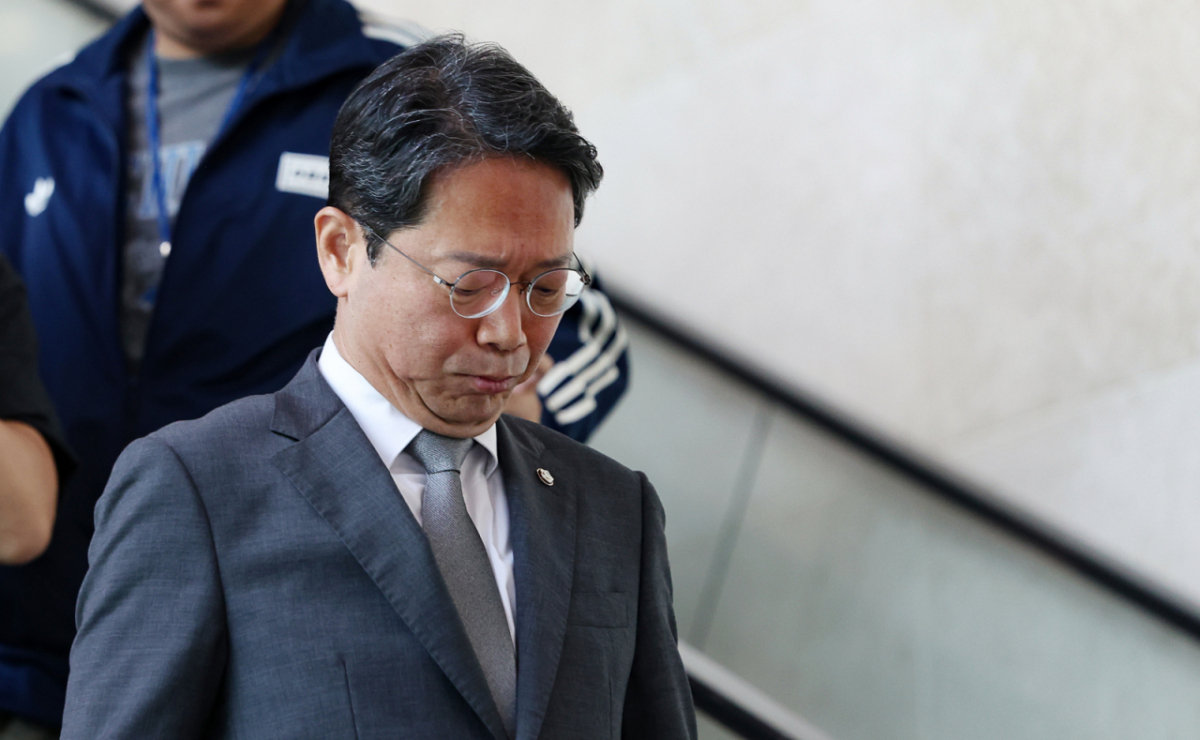 김승원 법무부 장관 후보자가 지난 19일 오전 서울 여의도 국회 소통관에서 기자회견을 마치고 이동하고 있다. 이날 김 후보자는 후보직을 사퇴했다. /사진=뉴시스.