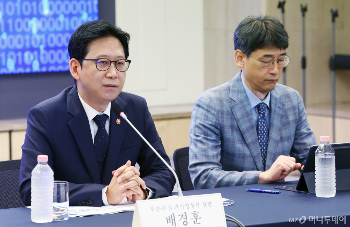 배경훈 부총리 겸 과학기술정보통신부 장관(왼쪽)이 4일 서울 중구 한국프레스센터에서 열린 '모두의 AI 프로젝트 착수 간담회'에서 발언하고 있다./사진=뉴시스