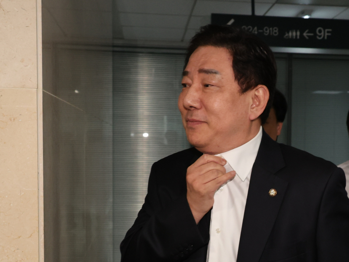 사전 구속영장이 청구된 차남 취업 특혜와 공천헌금 수수 등 13가지 비위 의혹을 받는 김병기 무소속 의원이 9월7일 여의도 국회 의원회관을 나서고 있다./사진=뉴시스.