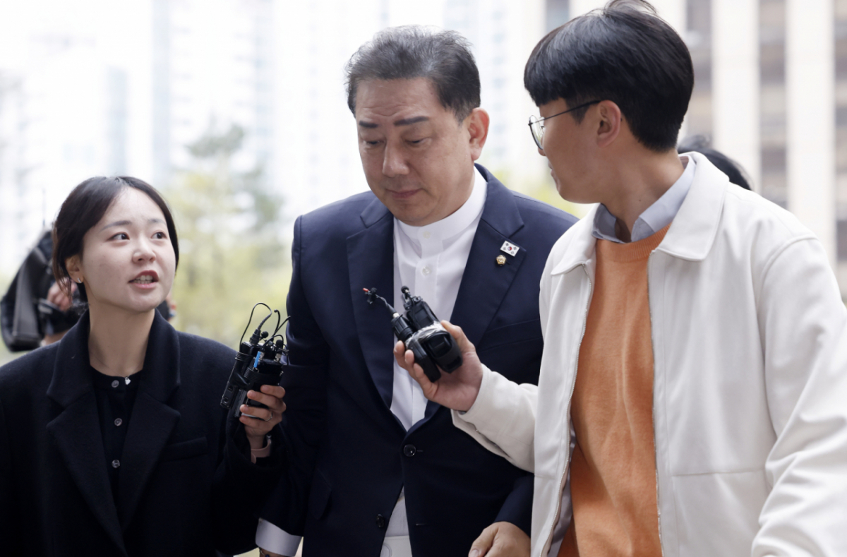 정치자금법 위반 등 각종 비위 의혹을 받는 김병기 무소속 의원이 4월10일 서울 마포구 공공범죄수사대에서 열린 7차 피의자 조사에 출석하고 있다./사진=뉴시스.