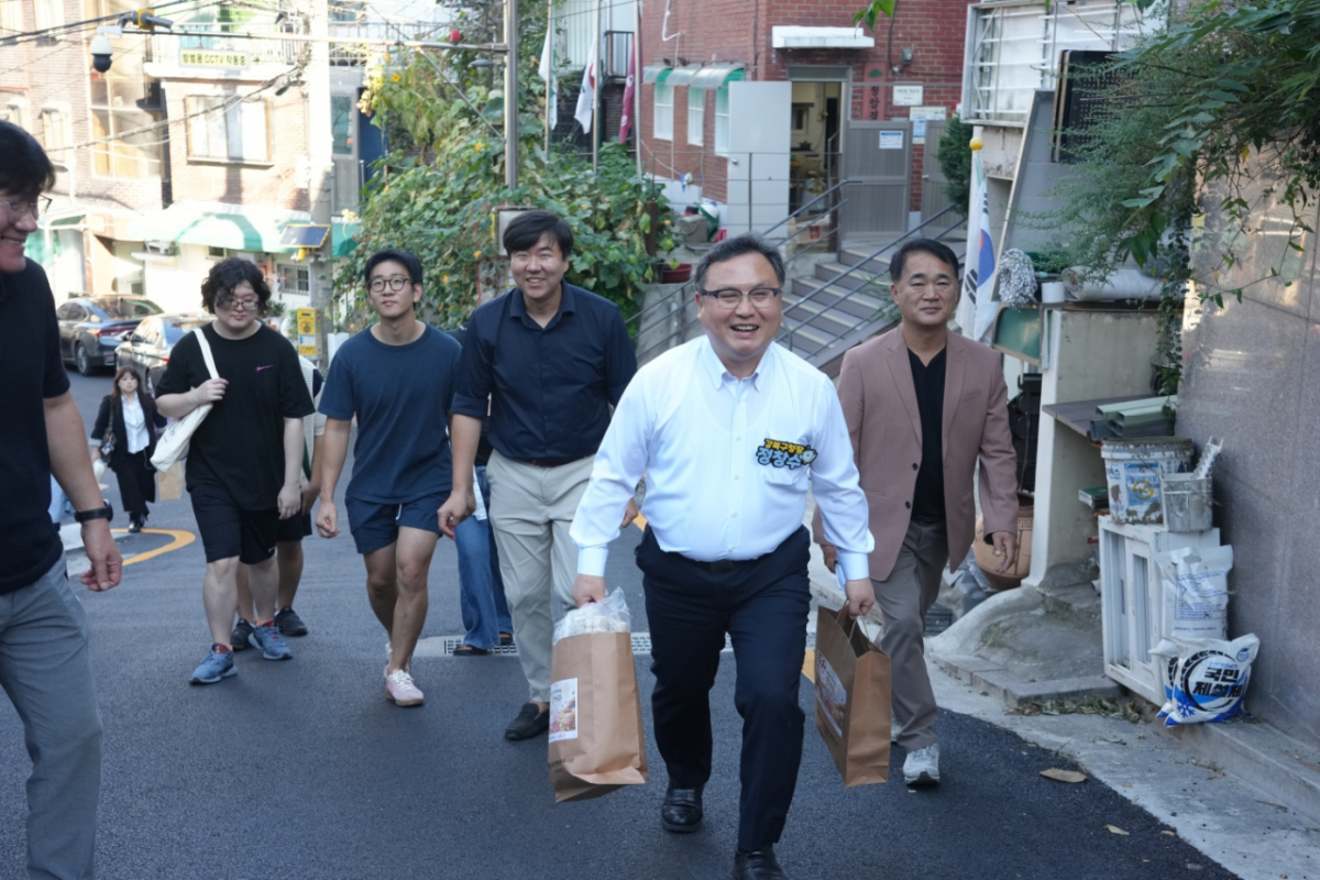 정창수 강북구청장이 지난 21일 강북구 솔매로22길 8에 위치한 이어하우스에서 열린 ‘계절밥상: 이웃과 함께하는 한가위’ 행사에 참석해 사회적 고립·은둔가구 주민에게 음식을 배달하고 있다. /사진제공=서울 강북구청장
