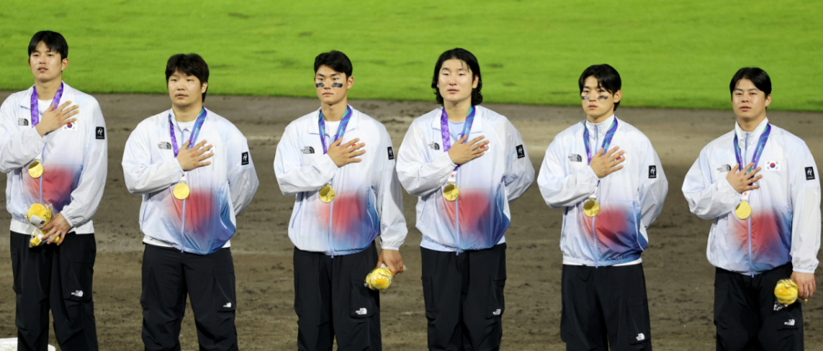 주장 노시환 등 대한민국 야구대표팀 선수들이 27일 일본 아이치현 도요하시 시민구장에서 열린 2026 아이치·나고야 야구 슈퍼라운드 한국과 일본 결승전에서 승리하며 금메달을  수상하고 있다.  2026.09.27.  주장 노시환, 김도영, 곽빈, 김주원, 문보경, 조형우. /사진=강영조 cameratalks@