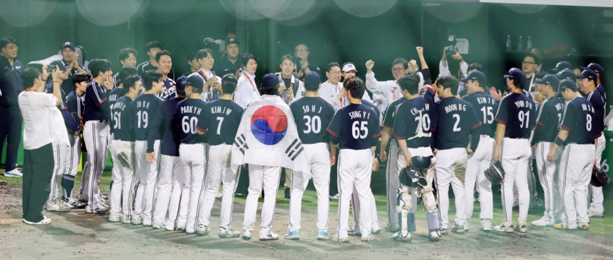 대한민국 야구대표팀이 27일 일본 아이치현 도요하시 시민구장에서 열린 2026 아이치·나고야 야구 슈퍼라운드 한국과 일본 결승전 9회말 수비를 마무리하며 3-1로 승리, 금메달을 확정한 가운데 문화체육관광부 최휘영 장관이 선수들에 축하를 전하고 있다. 2026.09.27. /사진=강영조 cameratalks@
