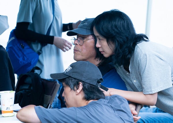 '가능한 사랑' 이창동 감독(중앙)과 전도연(오른쪽) 김지용 촬영감독(아래)