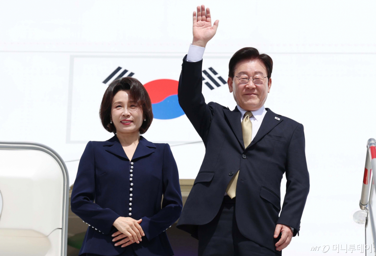 [숨팡고=뉴시스] 김진아 기자 = 멕시코 국빈방문을 마친 이재명 대통령과 김혜경 여사가 26일(현지 시간) 멕시코 펠리페 앙헬레스 국제공항에 도착해 공군 1호기에 올라 인사를 하고 있다. 2026.09.27. bluesoda@newsis.com /사진=