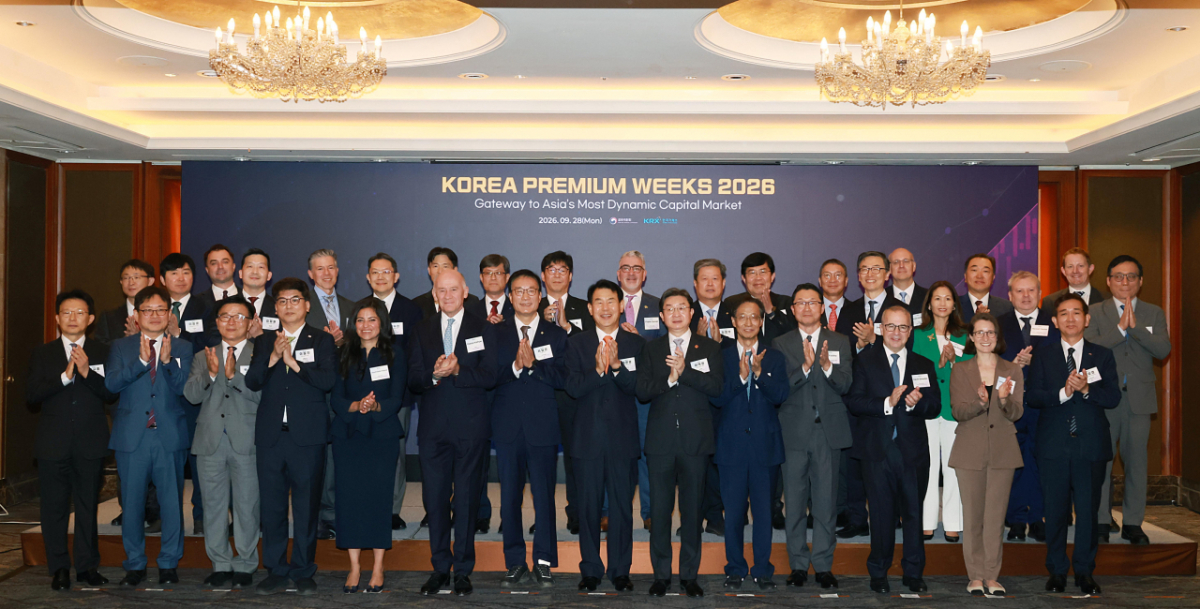 28일 오전 서울 소공동 더그랜드롯데 서울에서 금융위원회와 한국거래소가 올해 최초로 공동 개최한 개최한 코리아 프리미엄 위크 2026 개막식에서 주요 참석자들이 기념촬영하고 있다. 사진=금융위원회 제공