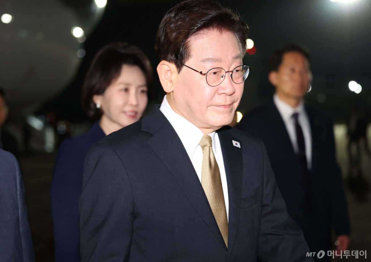 미국·멕시코 순방을 마친 이재명 대통령이 27일 경기 성남 서울공항에 도착해 이동하고 있다.  /사진=뉴시스