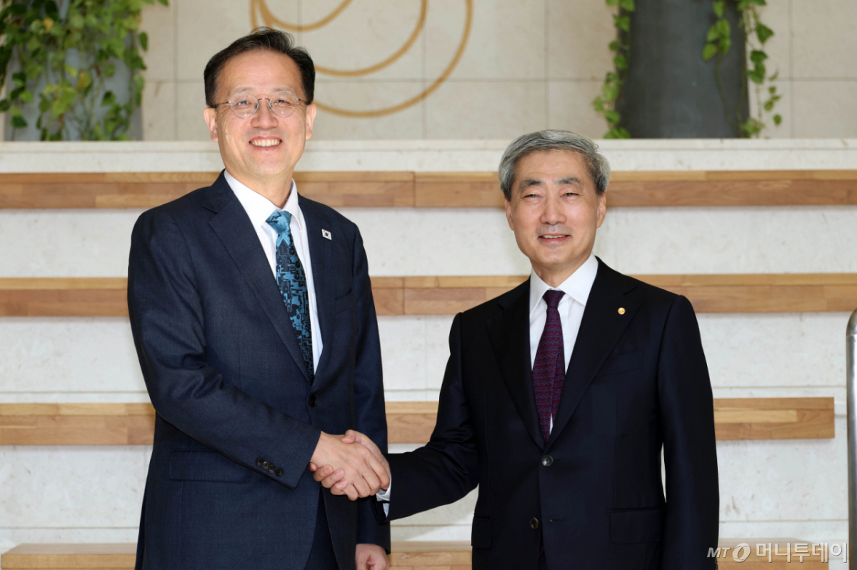 (서울=뉴스1) 박정호 기자 = 이형일 경제부총리 겸 재정경제부 장관이 28일 서울 중구 한국은행을 방문, 신현송 총재와 악수하며 기념촬영을 하고 있다. (공동취재) 2026.9.28/뉴스1 Copyright © 뉴스1. All rights reserved. 무단 전재 및 재배포, AI학습 이용 금지. /사진=(서울=뉴스1) 박정호 기자