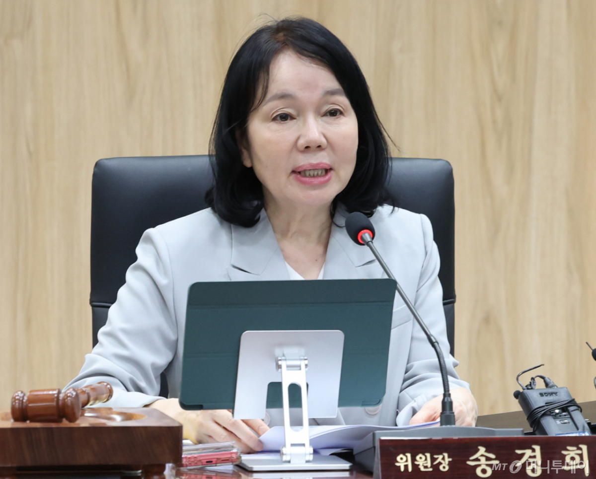 송경희 개인정보보호위원회 위원장이 9일 오후 서울 종로구 정부서울청사에서 열린 제19회 위원회 전체회의를 주재하고 있다./사진=뉴시스