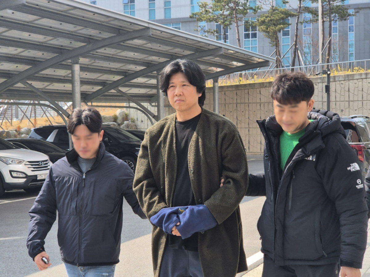 대마 혐의로 체포됐던 밴드 시나위 출신 가수 김바다(55)가 활동 재개를 알렸다. 사진은 지난 3월 10일 대마초를 소지하고 흡입한 혐의로 입건된 밴드 시나위 보컬 김바다가 춘천지법 속초지원에서 열리는 구속 전 피의자 심문(영장실질심사)을 받기 위해 법정으로 이동하고 있는 모습이다. /사진=뉴스1