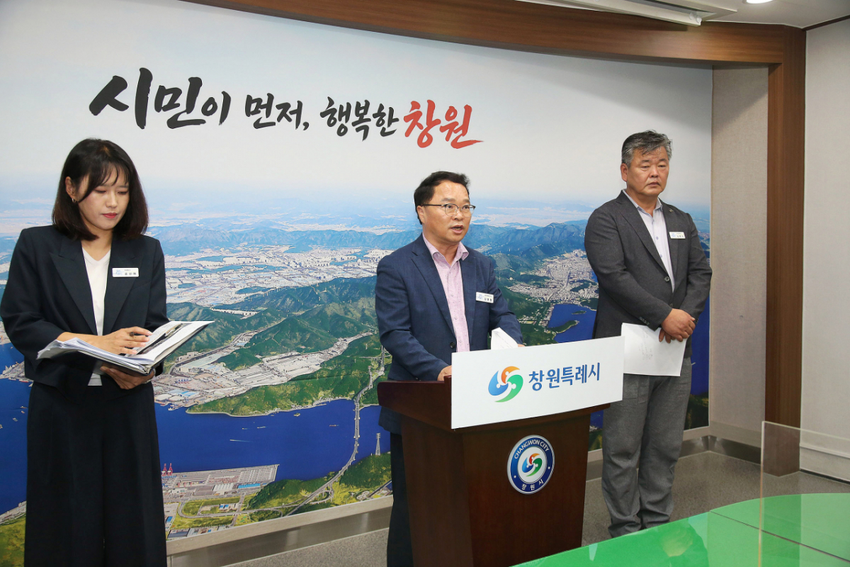 김영철 창원특례시 문화관광체육국장(가운데)이 26회 마산가고파국화축제 개최 브리핑을 하고 있다./사진제공=창원특례시