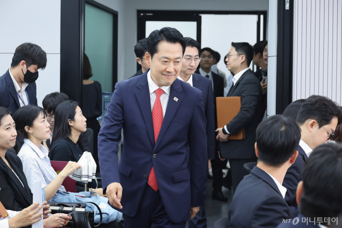 (서울=뉴스1) 신웅수 기자 = 장동혁 국민의힘 대표가 28일 서울 여의도 국민의힘 중앙당사에서 열린 청년정책기획단 위촉장 수여식에 참석하고 있다. 2026.9.28/뉴스1 Copyright © 뉴스1. All rights reserved. 무단 전재 및 재배포, AI학습 이용 금지. /사진=(서울=뉴스1) 신웅수 기자