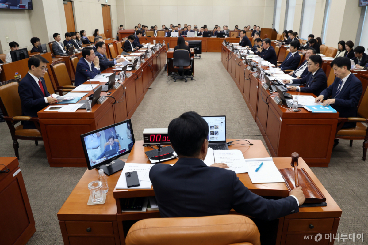 (서울=뉴스1) 황기선 기자 = 조승래 재경위원장이 28일 오후 서울 여의도 국회에서 열린 재정경제기획위원회 전체회의에서 의사봉을 두드리고 있다. 2026.9.28/뉴스1 Copyright © 뉴스1. All rights reserved. 무단 전재 및 재배포, AI학습 이용 금지. /사진=(서울=뉴스1) 황기선 기자