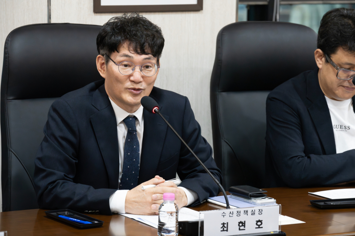 최현호 해수부 수산정책실장이 28일 부산에 위치한 해수부 청사에서 8개 관계기관이 모인 가운데 '양식수산물 재해보험 제도 개편 TF' 착수 회의를 개최한 자리에서 모두 발언을 하고 있다./사진=해수부.