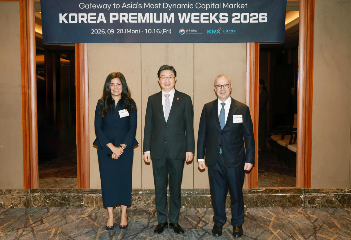 이억원 금융위원장은 28일 오후 서울 소공동 더그랜드롯데 서울에서 개막한 코리아 프리미엄 위크 개막식에 이어 케빈 스니더 골드만삭스 아태 대표, 주드 압델 마제이드 블랙록 글로벌 파트너스 공동총괄과 면담했다. /사진제공=금융위원회