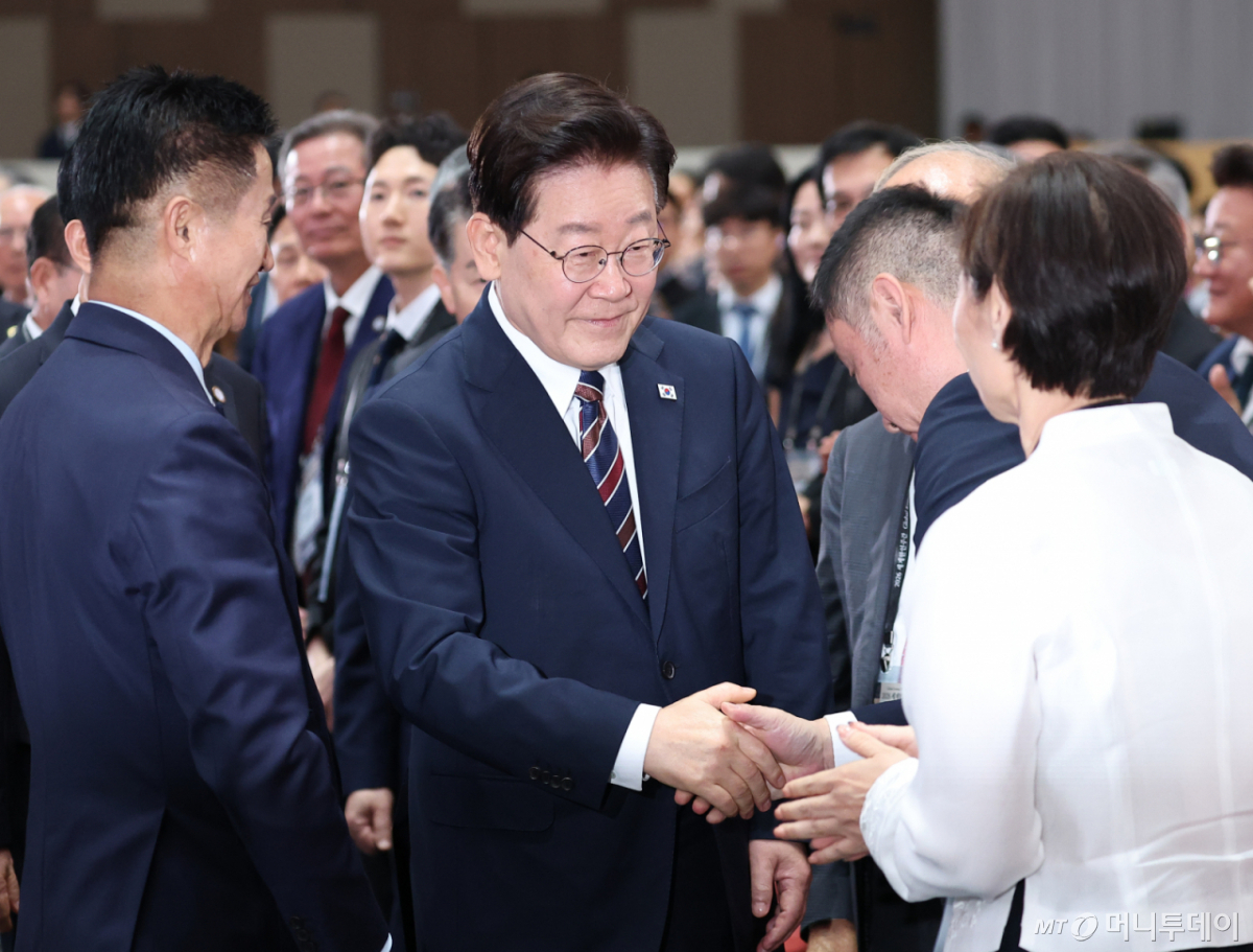 (인천=뉴스1) 이재명 기자 = 이재명 대통령이 28일 인천 송도에서 열린 제20회 세계한인의 날 기념식에 입장하며 참석자들과 인사를 나누고 있다. 2026.9.28/뉴스1 Copyright © 뉴스1. All rights reserved. 무단 전재 및 재배포, AI학습 이용 금지. /사진=(인천=뉴스1) 이재명 기자