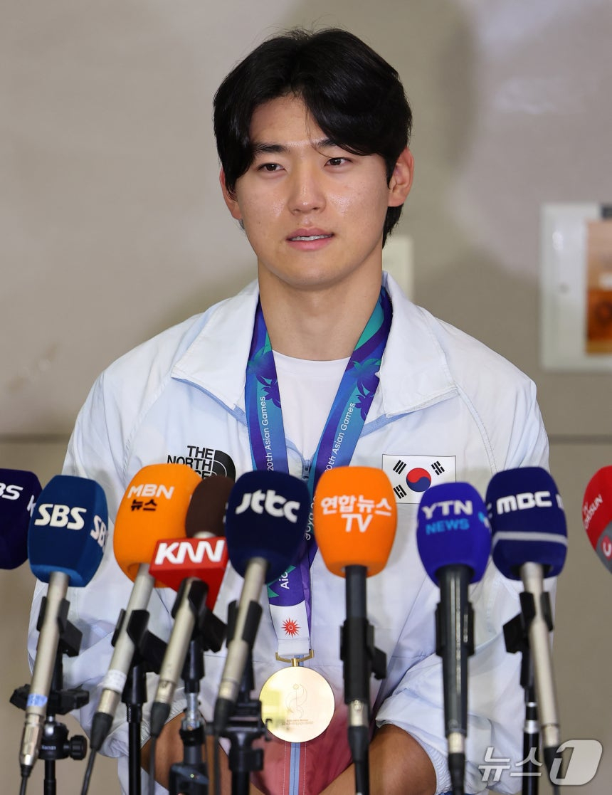 한국 야구 국가대표팀 김도영이 28일 인천국제공항을 통해 귀국한 후 취재진의 질문에 답하고 있다. /사진=뉴스1 제공