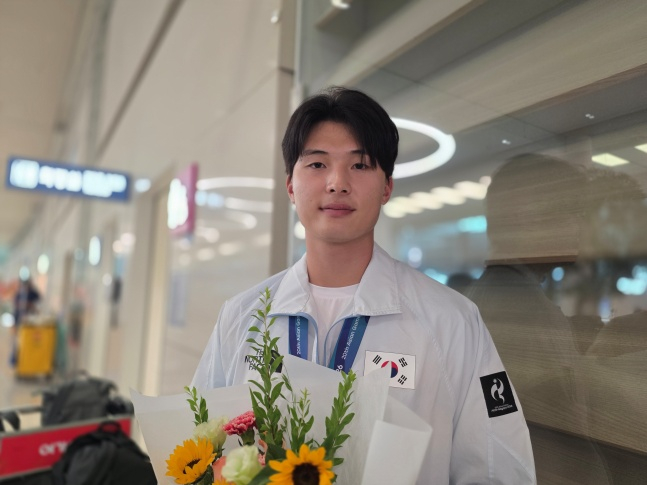 한국 야구 국가대표팀 윤동희가 28일 인천국제공항을 통해 귀국한 뒤 취재진과 인터뷰에 응했다. /사진=김동윤 기자