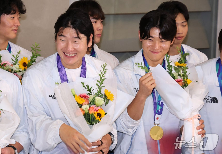 한국 야구 국가대표팀 에이스 곽빈(왼쪽)이 28일 인천국제공항을 통해 귀국한 후 미소 짓고 있다. /사진=뉴스1 제공