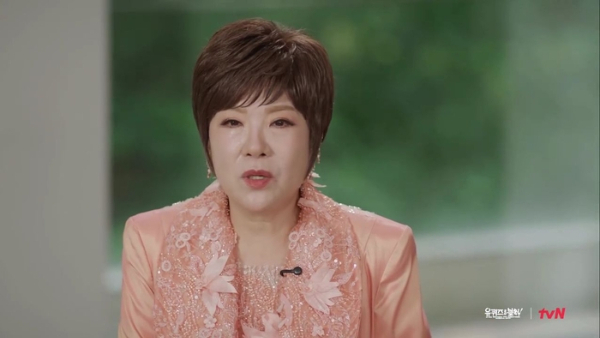 가수 김연자(67)가 급성 파킨슨병으로 투병 중인 어머니를 떠올리며 오열했다./사진=tvN '유 퀴즈 온 더 블럭'